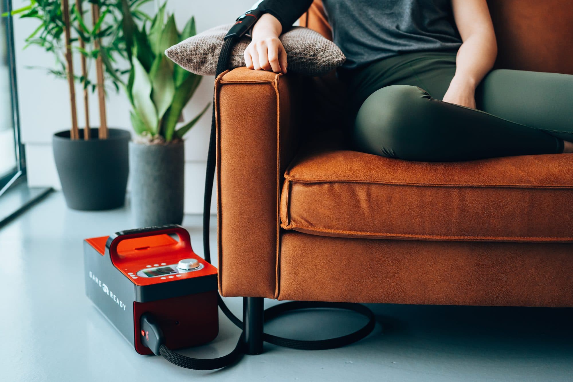 Game-Ready-Gerät neben dem Sofa in einer Wohnung
